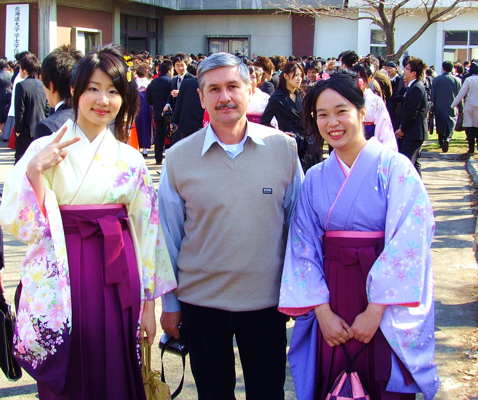 А.В. Ремнев и студентки Хоккайдского университета. На стажировке в Японии. Саппоро, 2007 г.